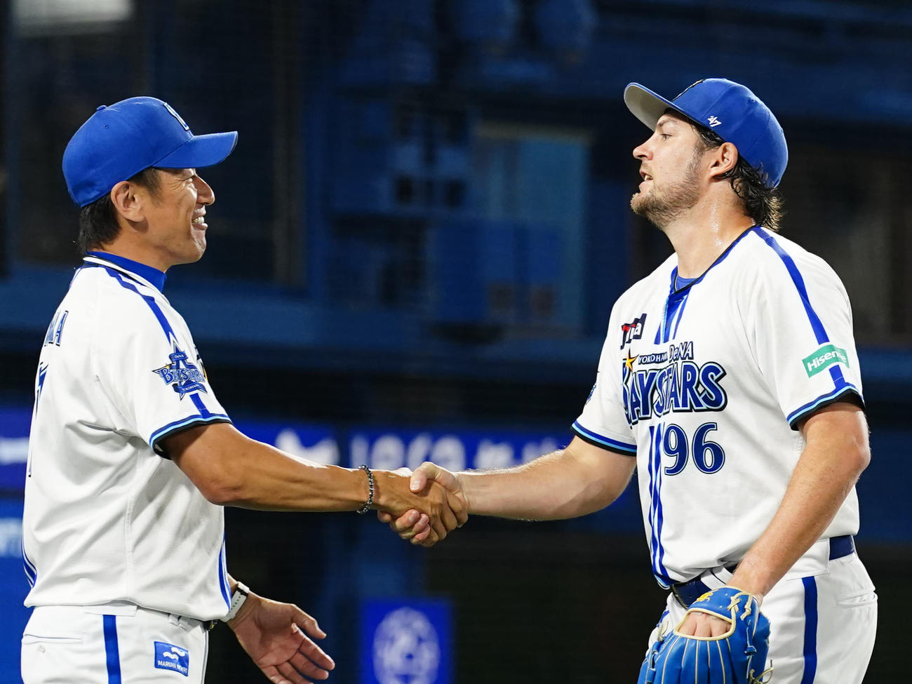 DeNA三浦監督（左）と握手を交わすバウアー（2023年撮影）