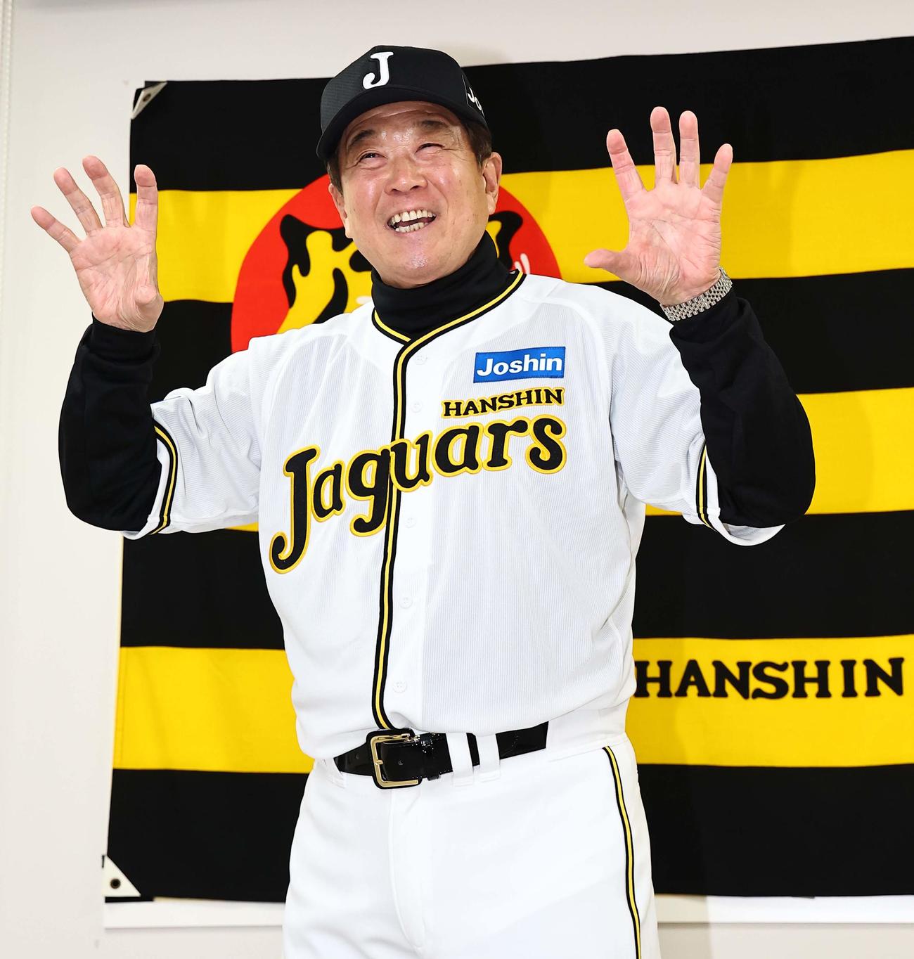 ジャガーズの復刻ユニホームを着てジャガーポーズを見せる平田2軍監督（撮影・上田博志）