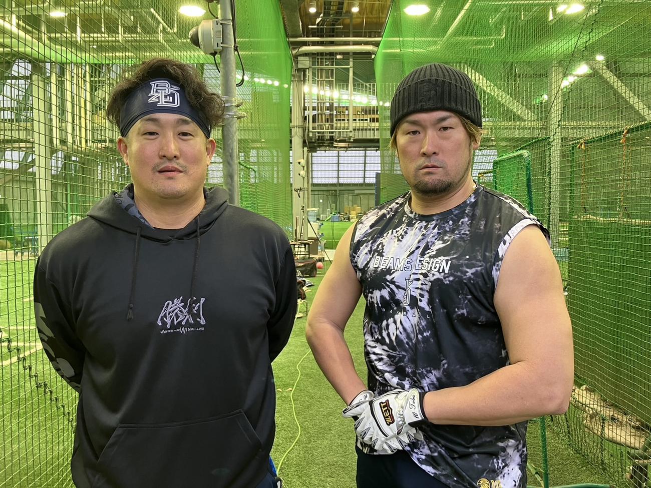 DeNA戸柱（右）とチームサポーターに就任した弟の竜之介さん（撮影・久保賢吾）