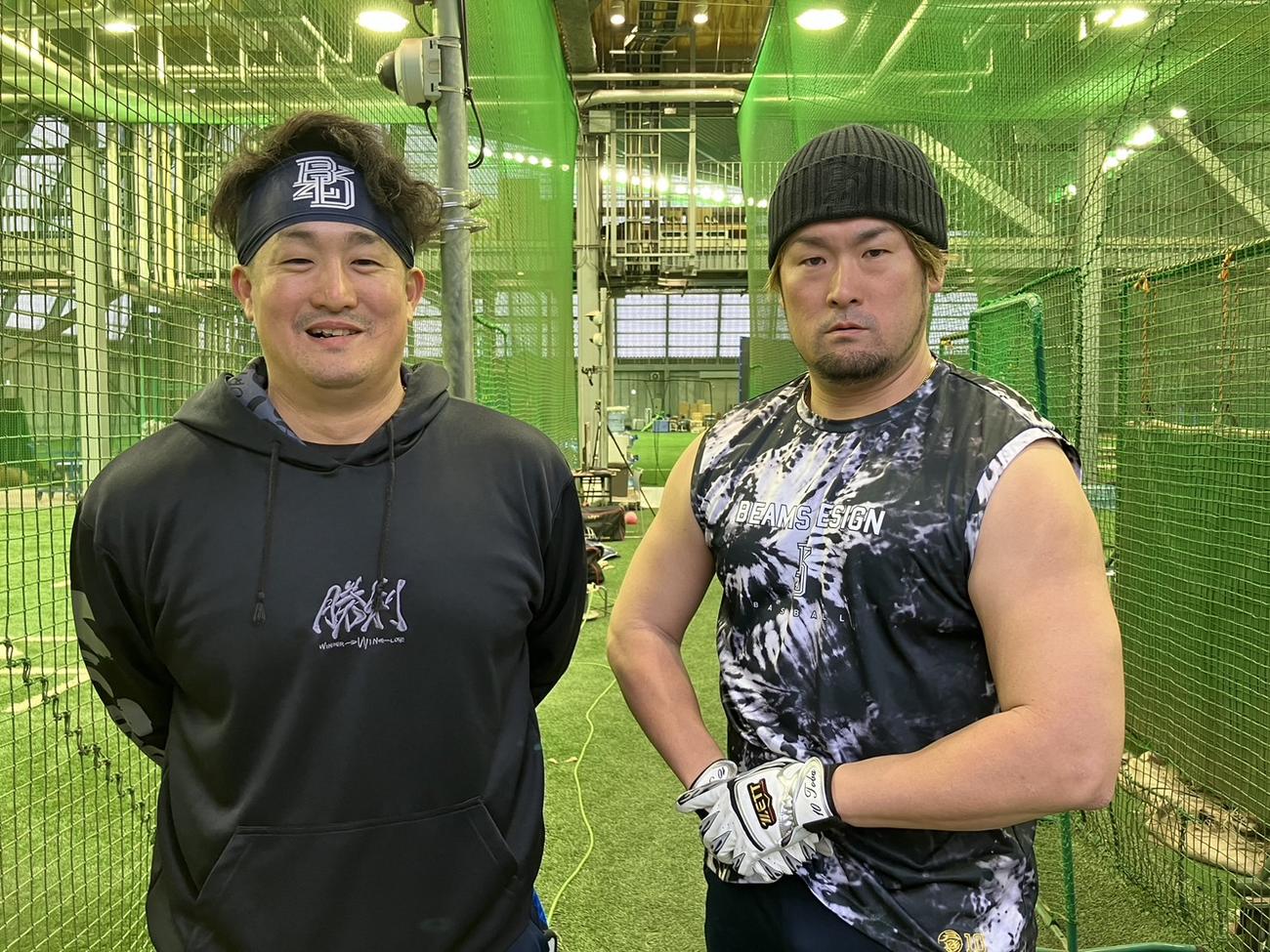 DeNA戸柱（右）とチームサポーターに就任した弟の竜之介さん（撮影・久保賢吾）