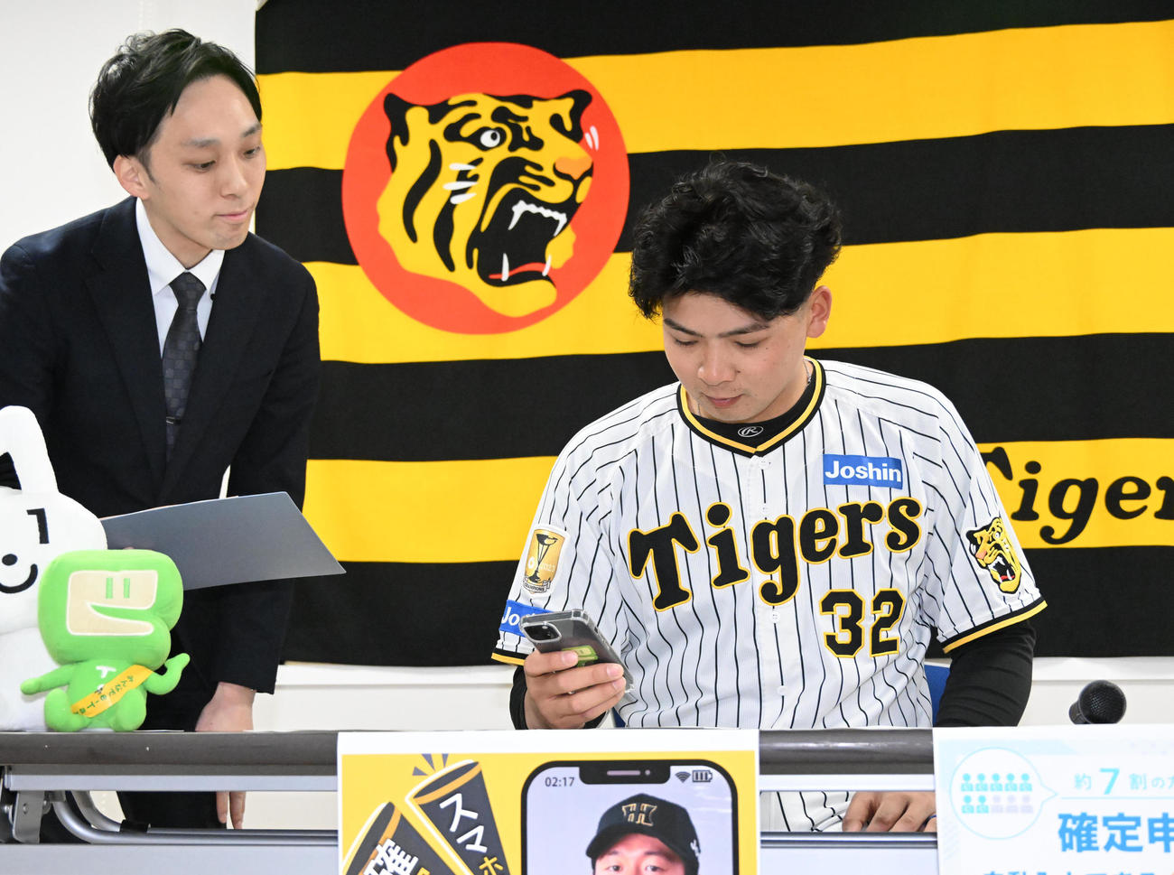 確定申告を模擬体験する阪神井上広大（右）（撮影・石井愛子）