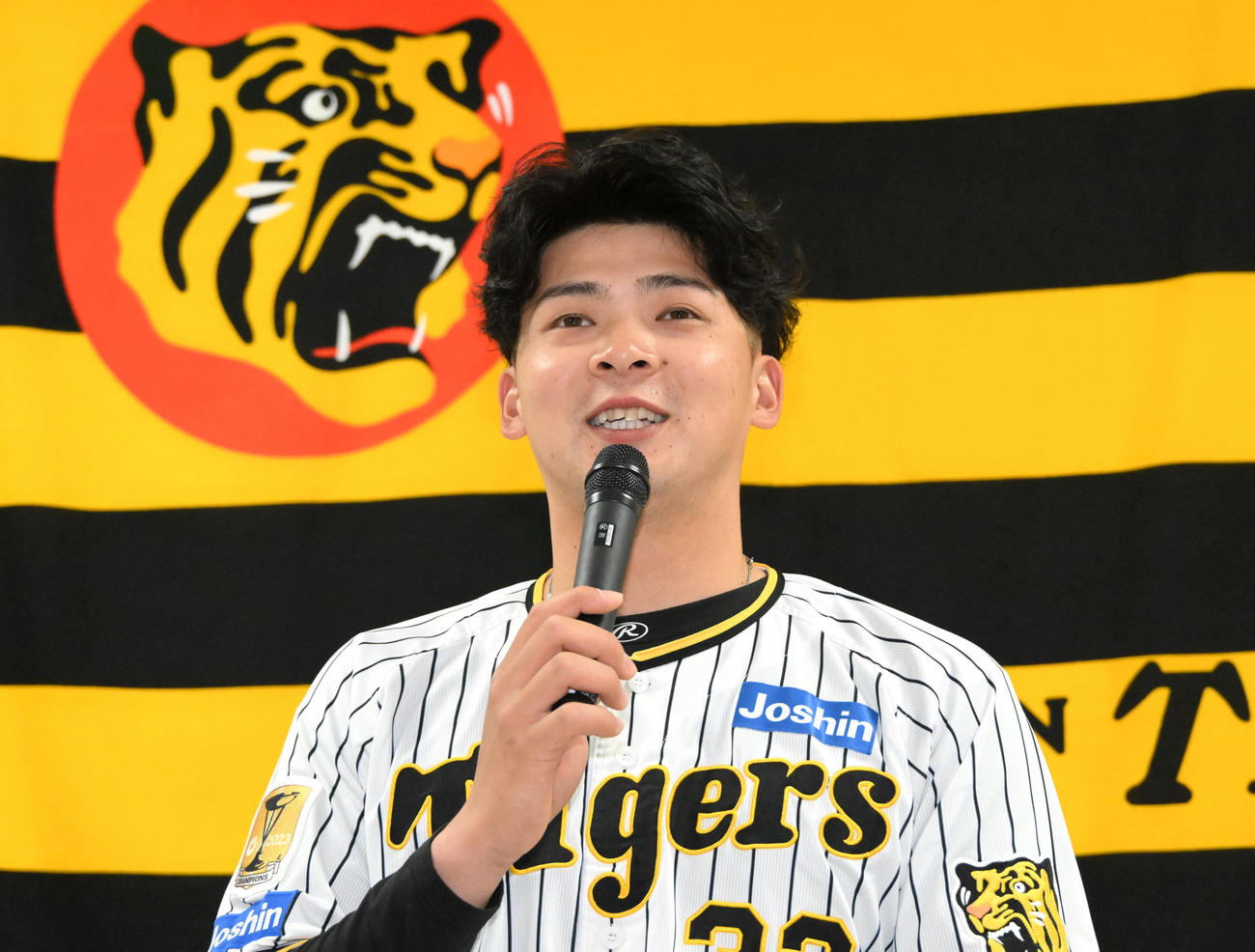 確定申告を模擬体験する阪神井上広大（右）（撮影・石井愛子）