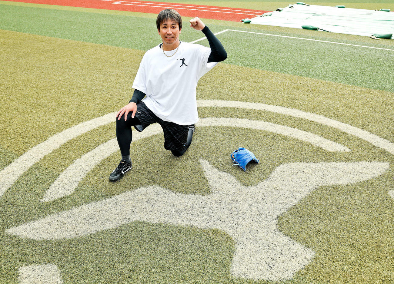 自主トレに臨み、ガッツポーズで写真に納まるロッテ益田（撮影・河田真司）