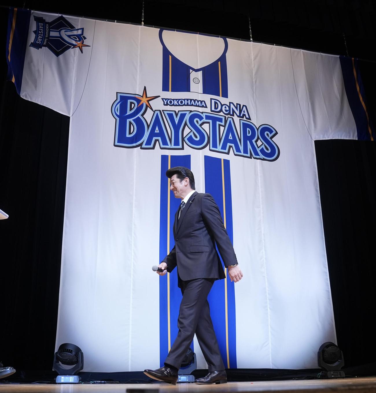 「横浜DeNAベイスターズ2025初春の集い」で発表された新ユニホームの前でDeNA三浦監督（撮影・垰建太）