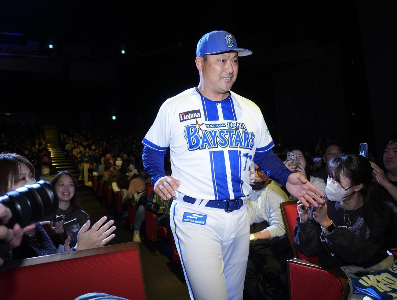 「横浜DeNAベイスターズ2025初春の集い」で発表された新ユニホームを着て登場するDeNA村田コーチ（撮影・垰建太）