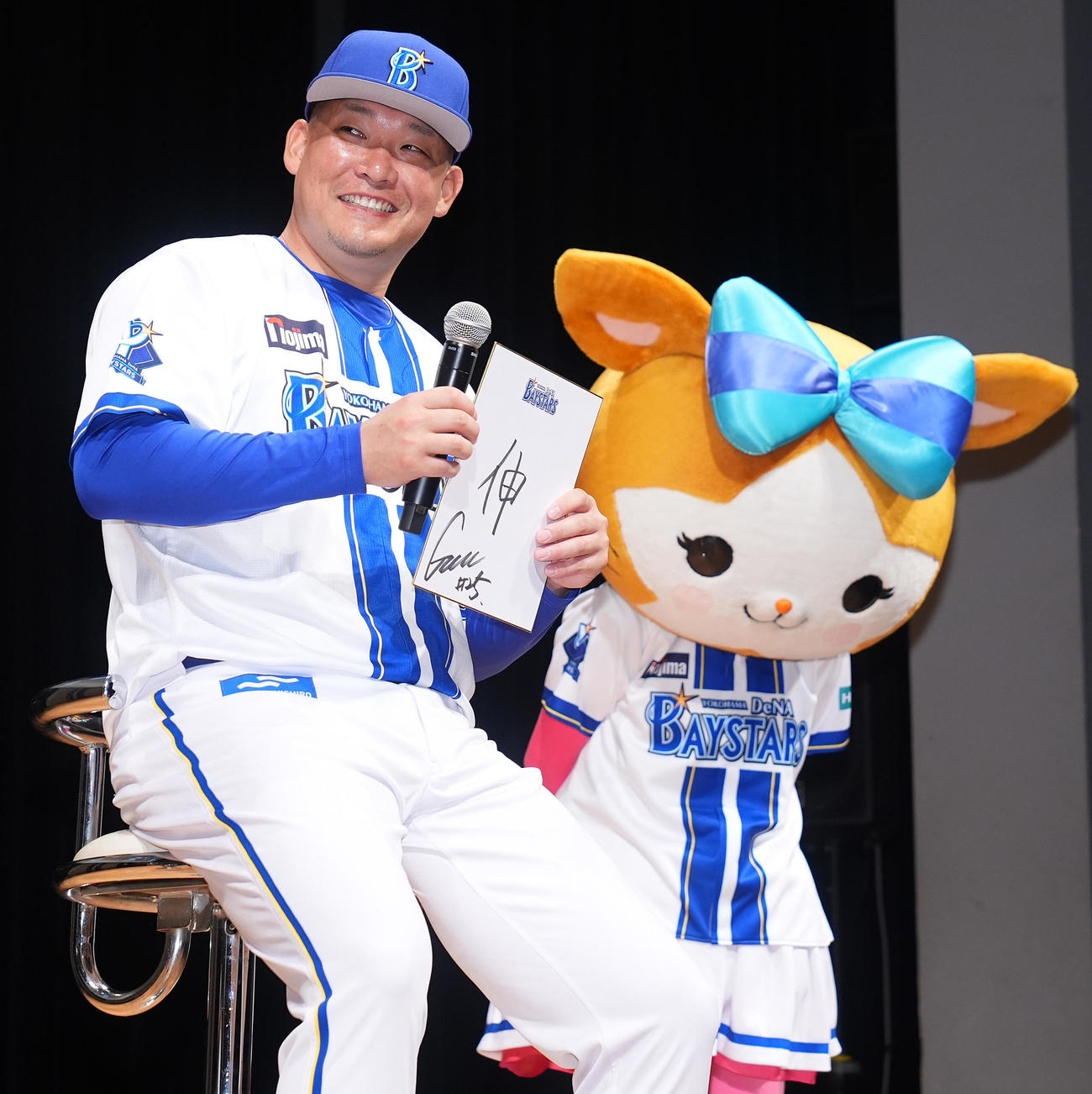 「横浜DeNAベイスターズ2025初春の集い」で今年の抱負を漢字一字で記すDeNA筒香（撮影・垰建太）