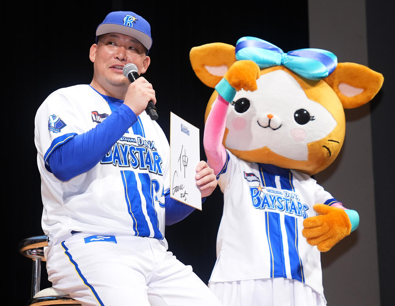 「横浜DeNAベイスターズ2025初春の集い」で今年の抱負を漢字一字で記すDeNA筒香（撮影・垰建太）