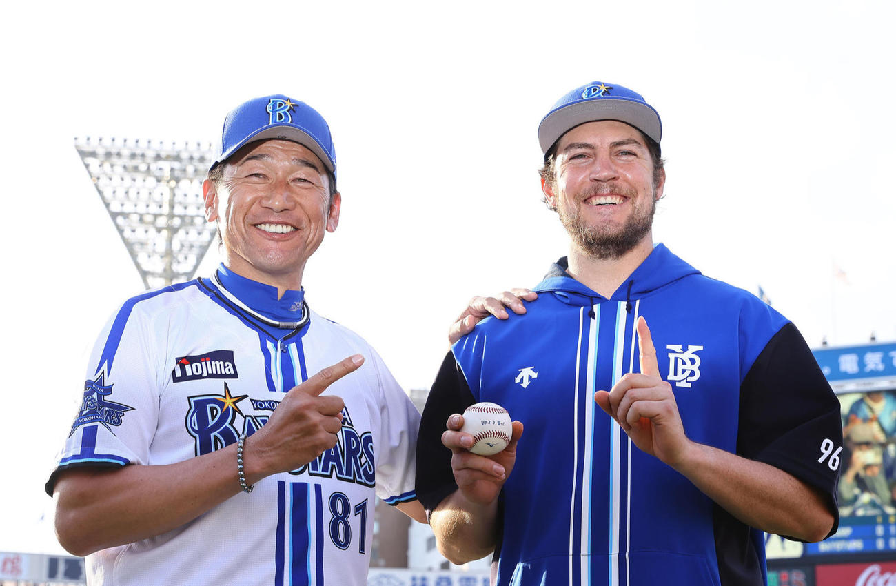 DeNA三浦大輔監督、バウアー（右）（2023年5月撮影）