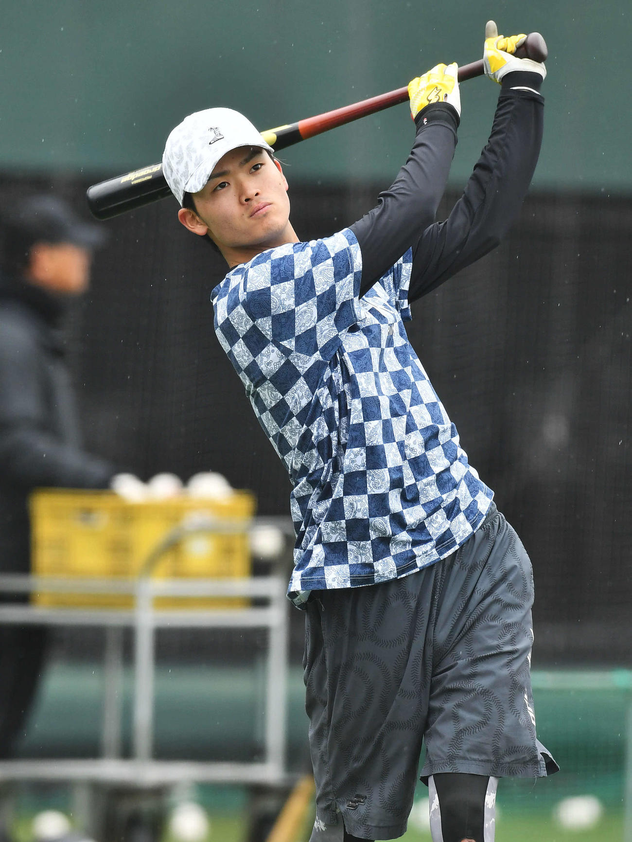 ロングティーを行うソフトバンク佐藤航（撮影・岩下翔太）