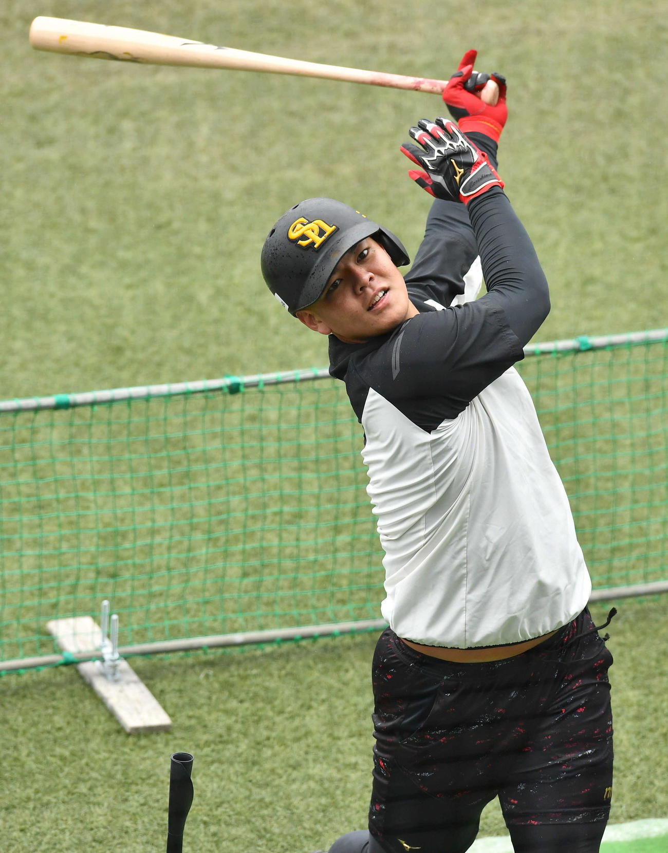 打撃練習を行うソフトバンク盛島（撮影・岩下翔太）