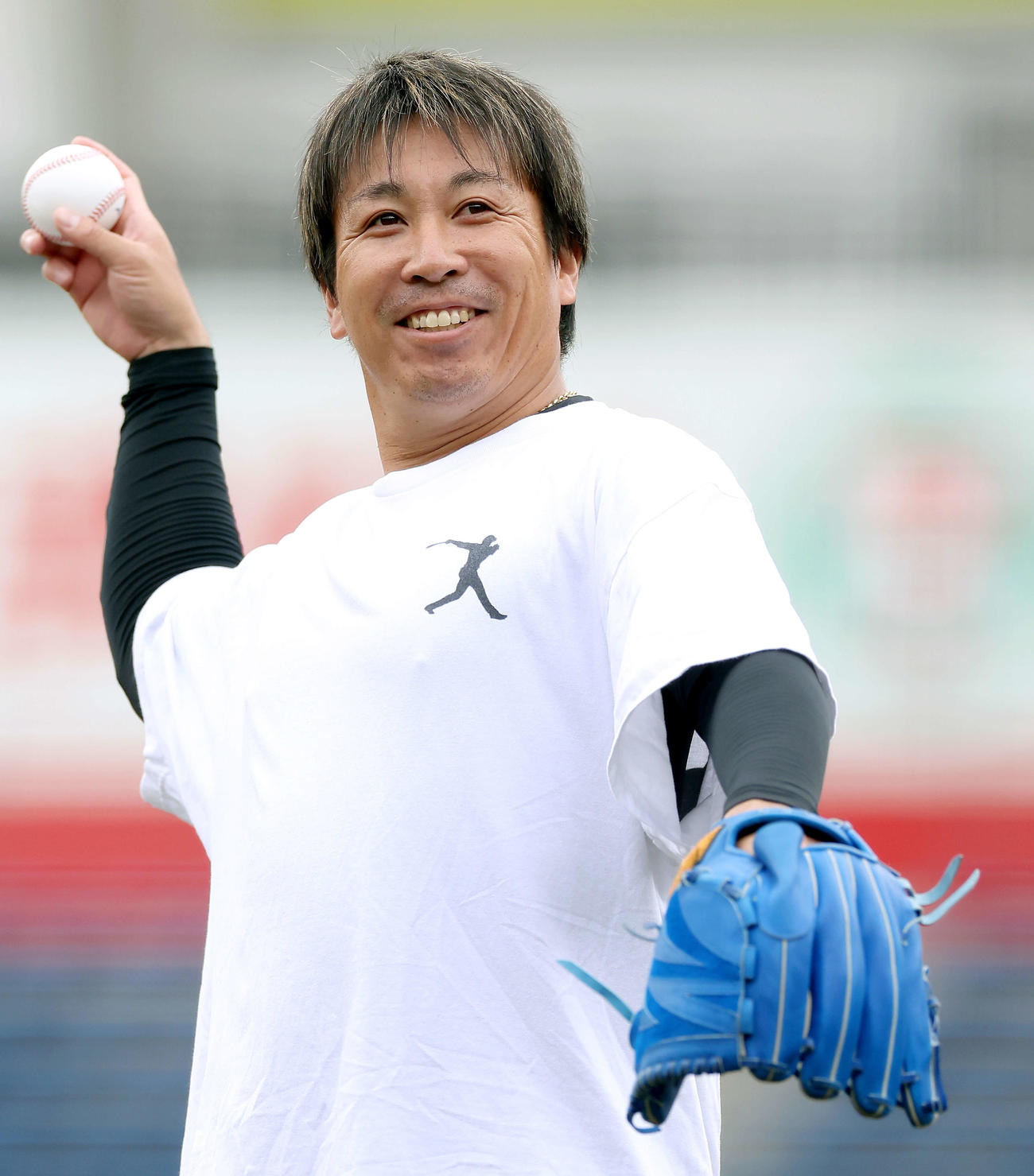 笑顔でキャッチボールするロッテ益田（撮影・河田真司）