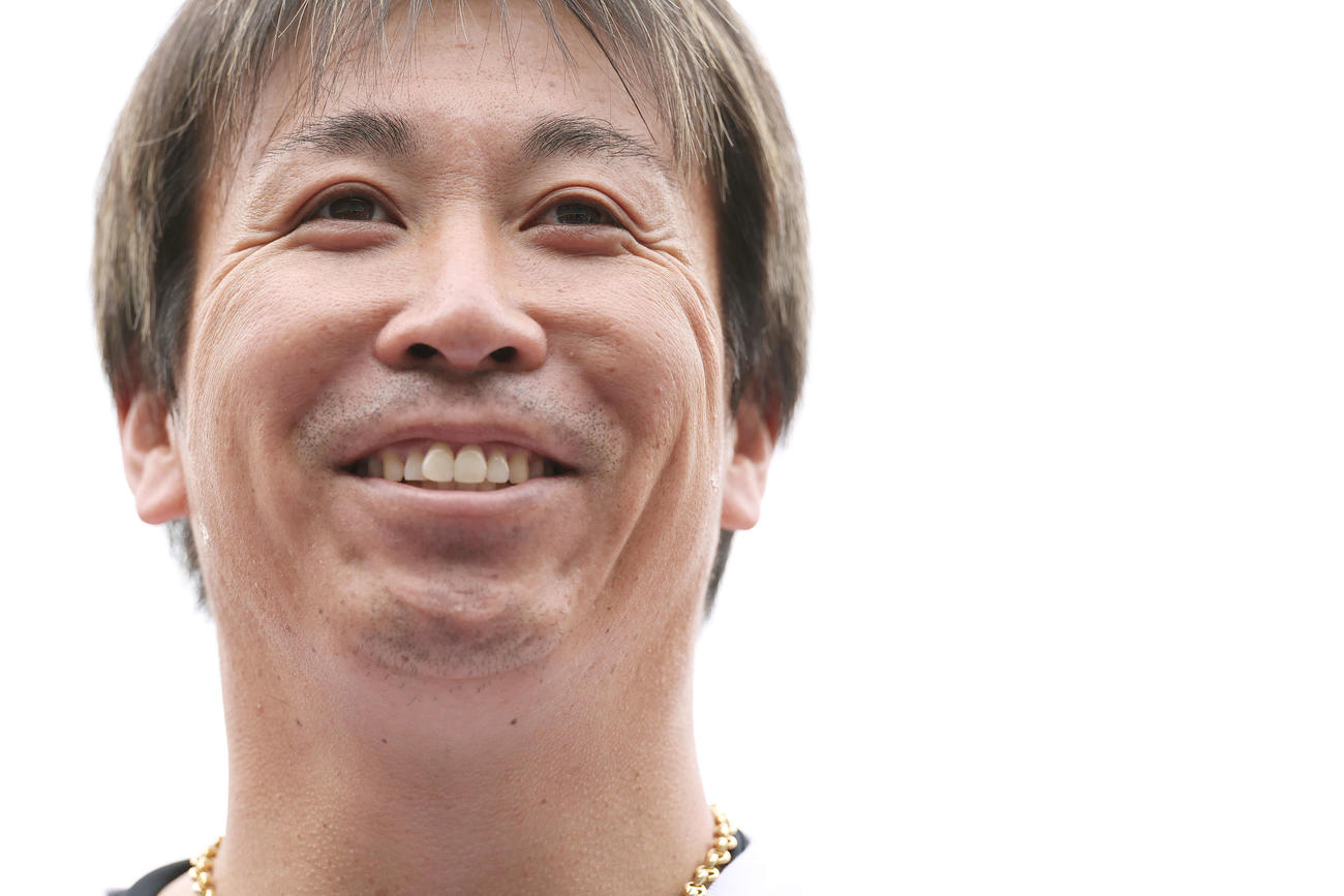 記者の質問に答えるロッテ益田（撮影・河田真司）
