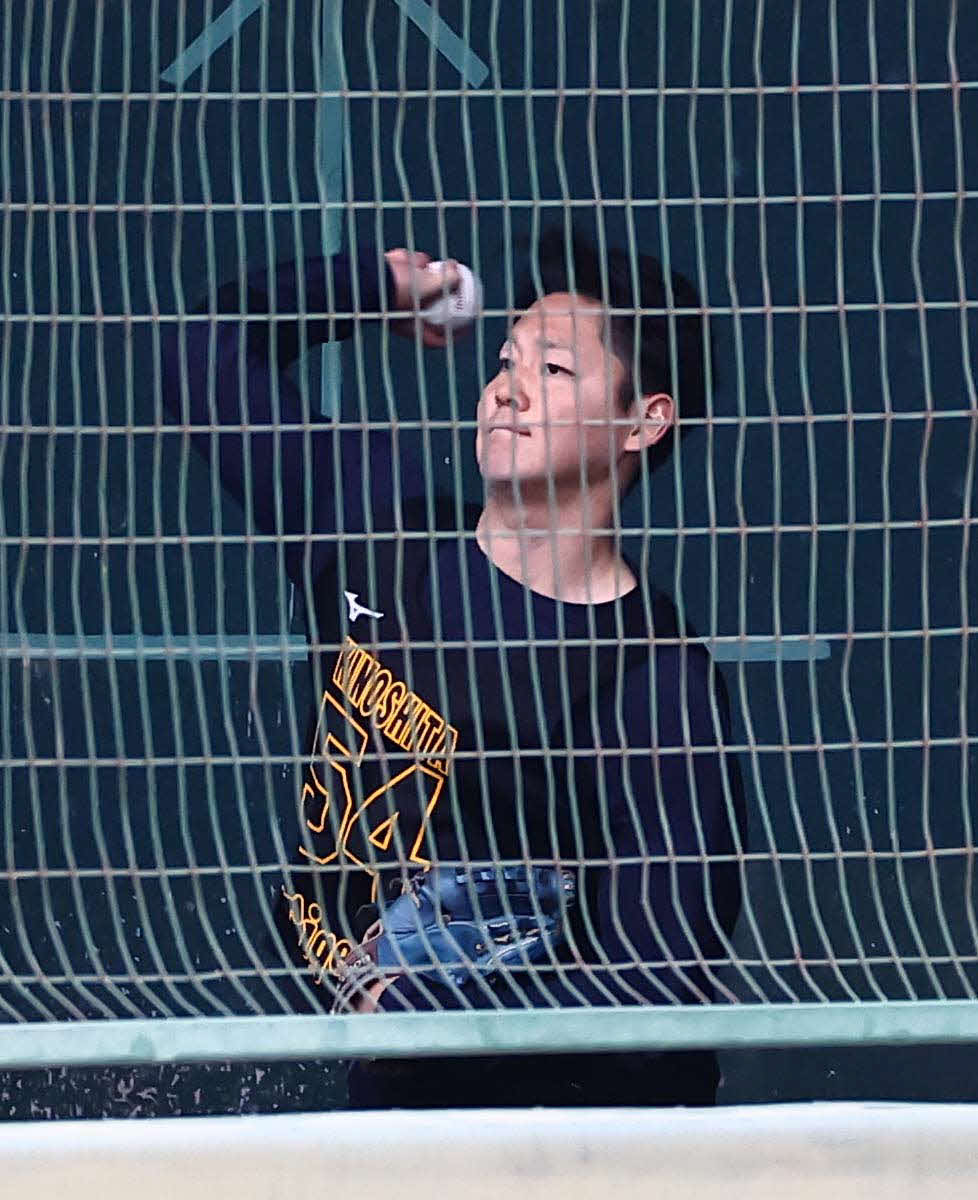 ブルペンで投球練習をする阪神木下（撮影・上田博志）
