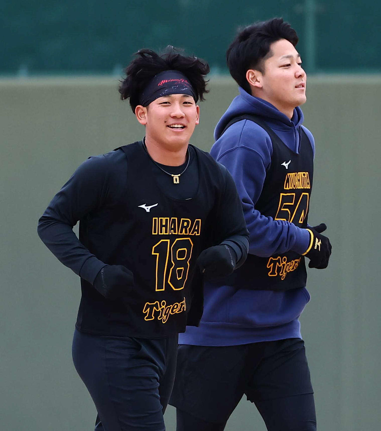 外野をダッシュする阪神伊原（左）と木下（撮影・上田博志）