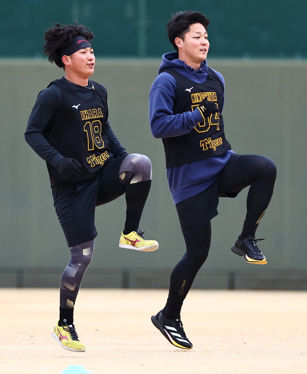 ウオーミングアップをする伊原（左）と木下（撮影・上田博志）