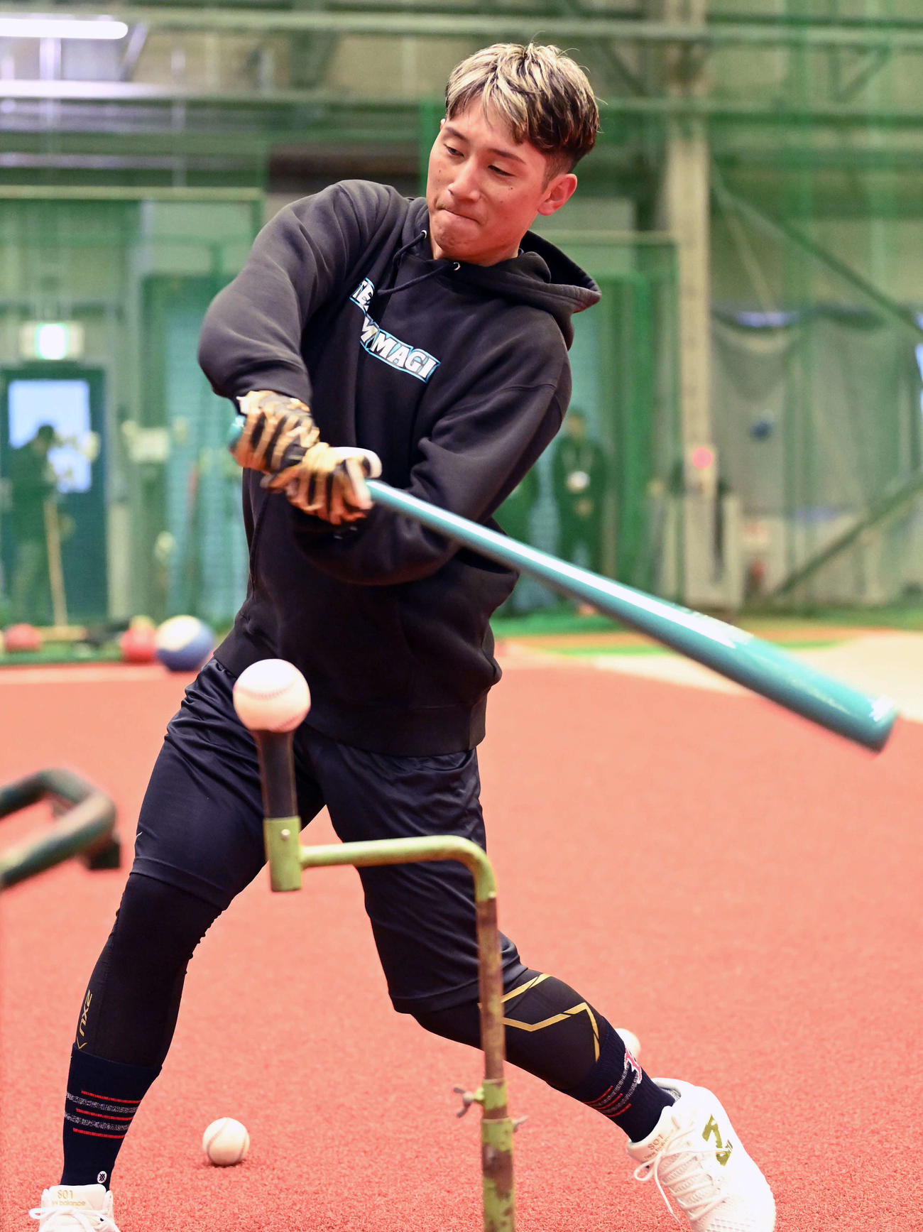 自主トレを公開、ティー練習を行うオリックス西川（撮影・前岡正明）