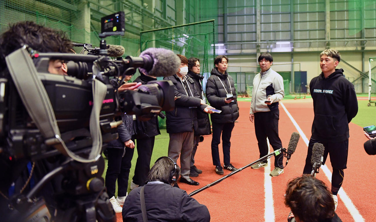 自主トレを公開したオリックス西川は記者の質問に答える（撮影・前岡正明）