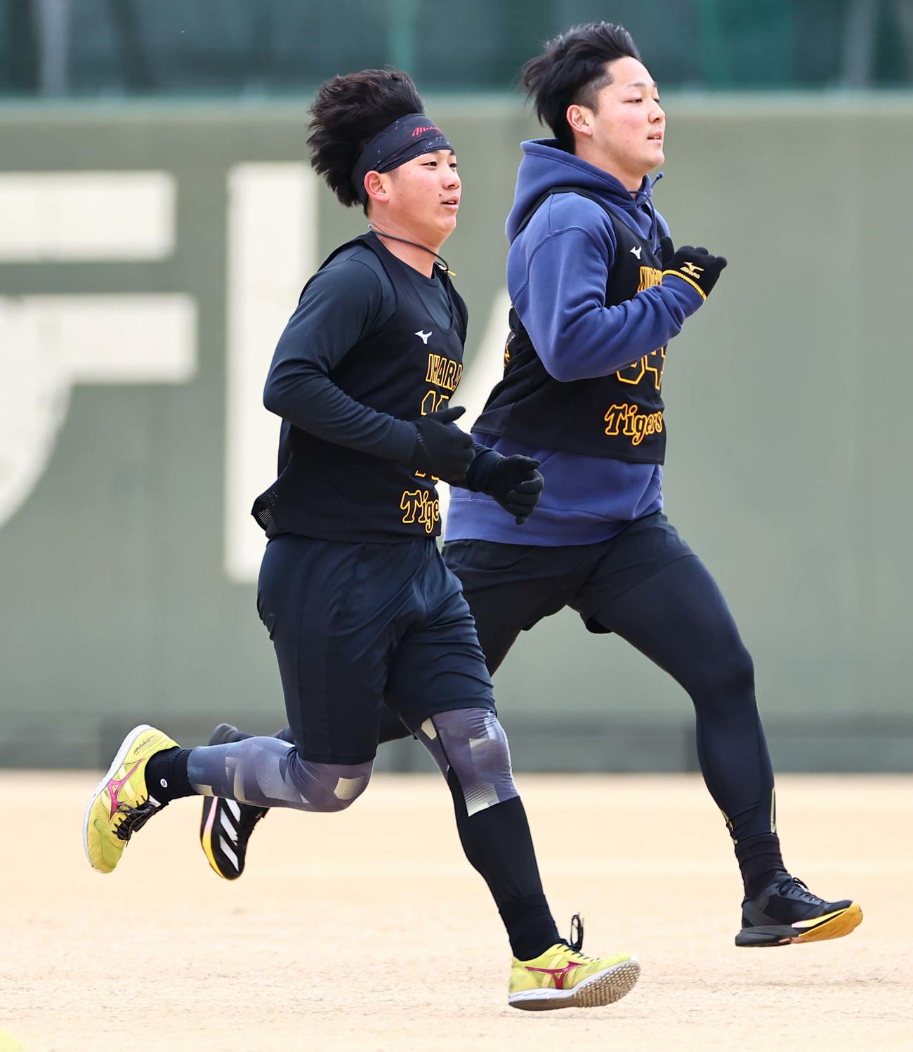 外野をダッシュする伊原（左）と木下（撮影・上田博志）