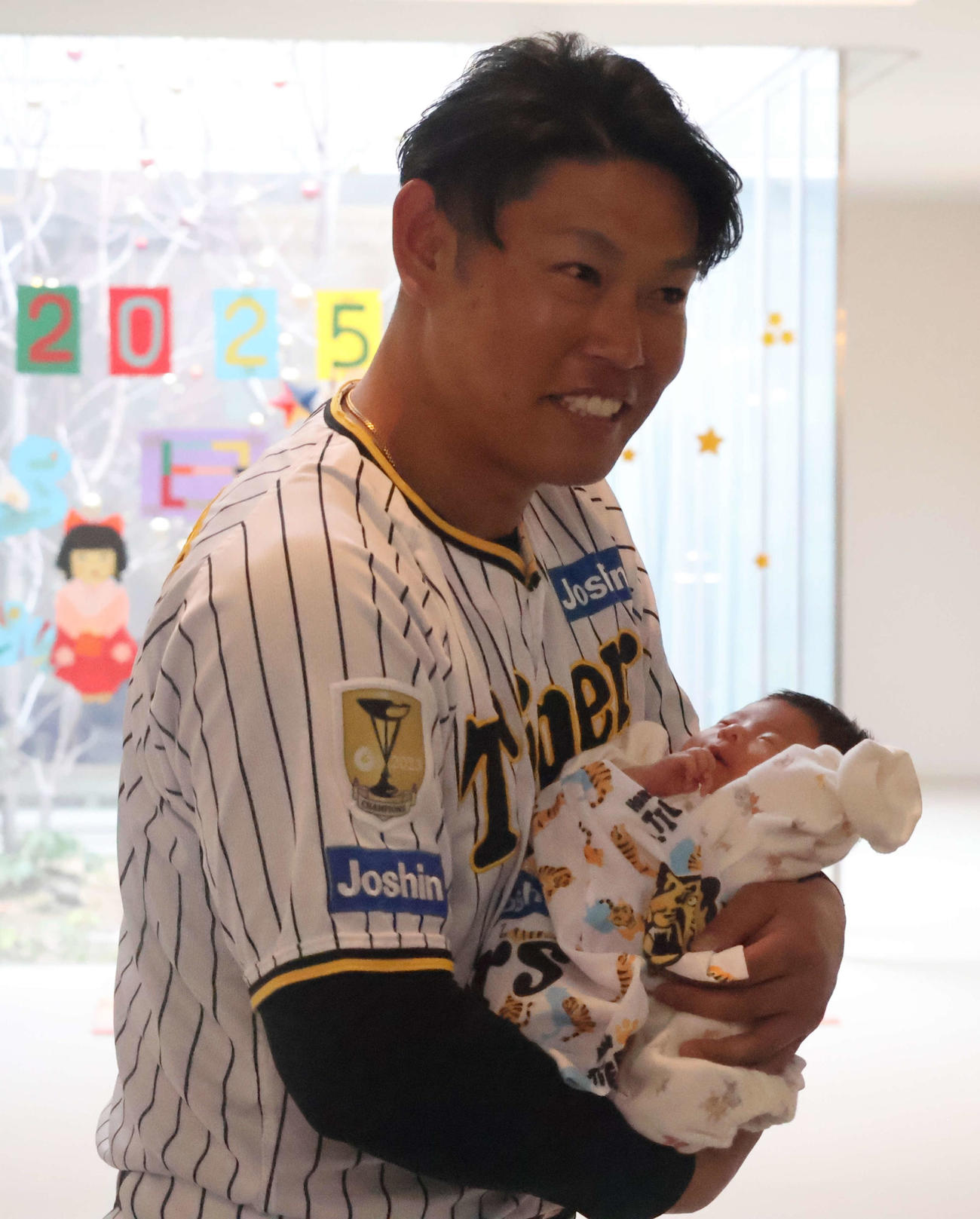 子どもを笑顔で抱く阪神原口（右）（撮影・塚本光）