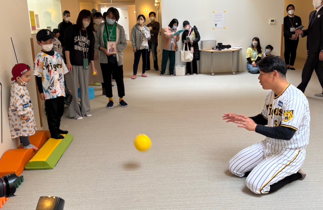 子どもとボール遊びをする阪神原口（撮影・塚本光）