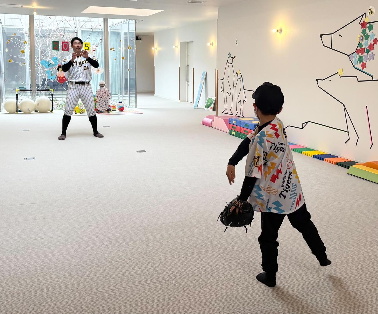 子どもとキャッチボールをする阪神原口（撮影・塚本光）