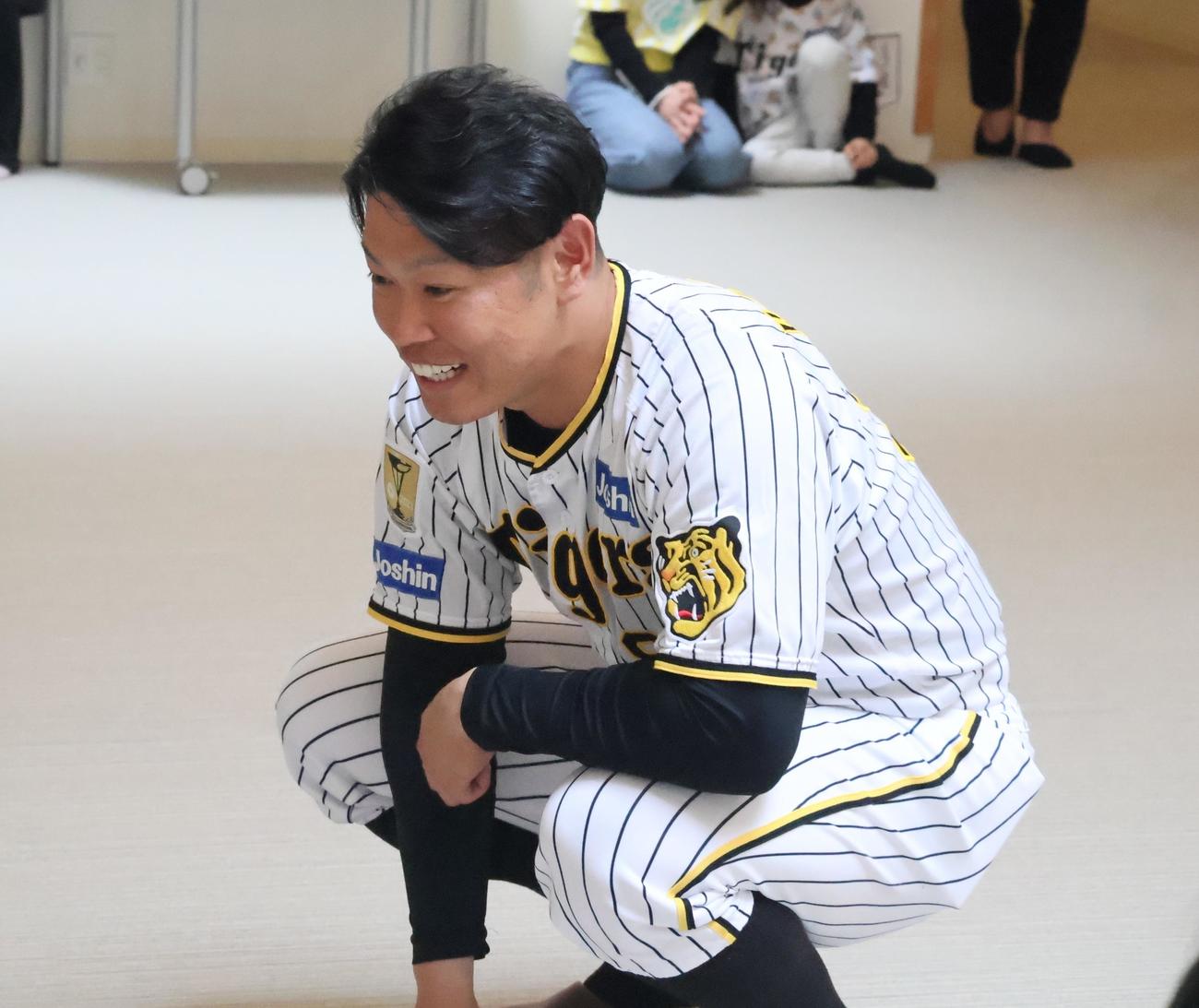 子どもたちとの交流を笑顔で楽しむ阪神原口（撮影・塚本光）