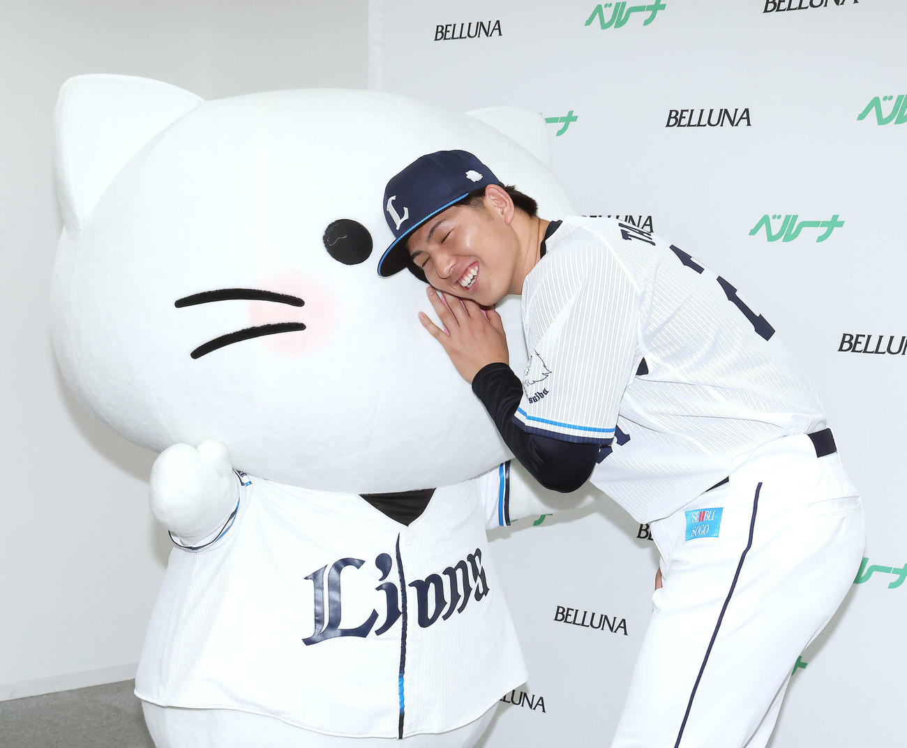 べるーにゃと交流する西武武内（撮影・河田真司）