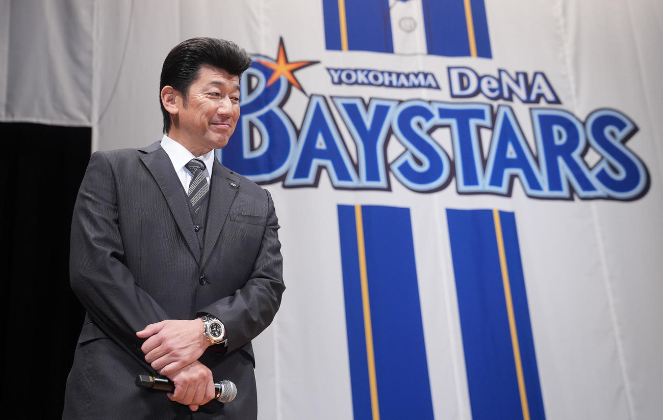 「横浜DeNAベイスターズ2025初春の集い」に登壇し笑顔を見せるDeNA三浦監督（撮影・垰建太）