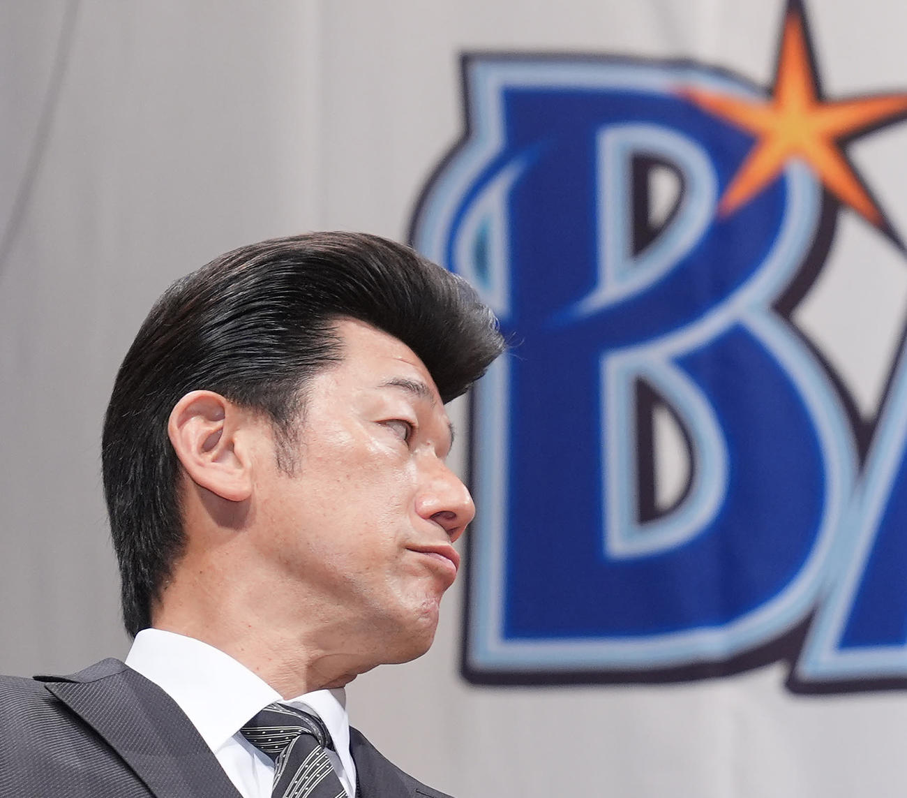 「横浜DeNAベイスターズ2025初春の集い」に登壇し表情を引き締めるDeNA三浦監督（撮影・垰建太）