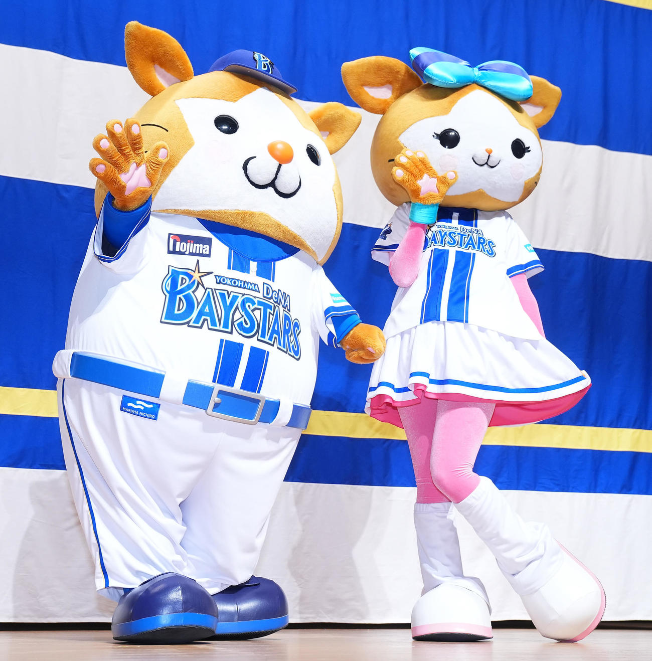 「横浜DeNAベイスターズ2025初春の集い」で新ユニホームを着てポーズを決めるDB．スターマン（左）とDB．キララ（撮影・垰建太）