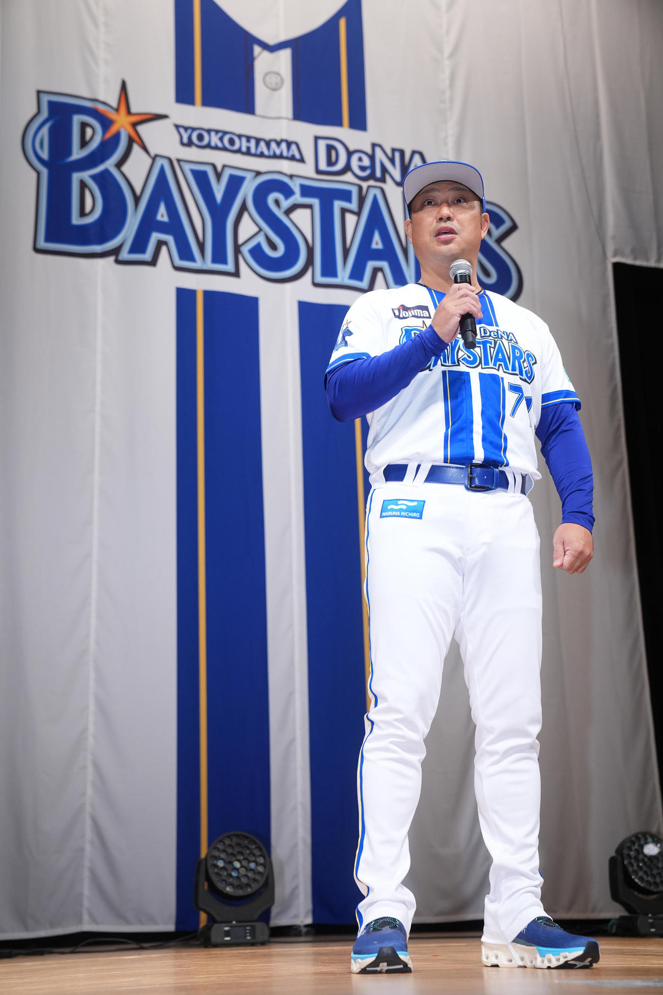 「横浜DeNAベイスターズ2025初春の集い」で新ユニホームを着てあいさつするDeNA村田コーチ（撮影・垰建太）