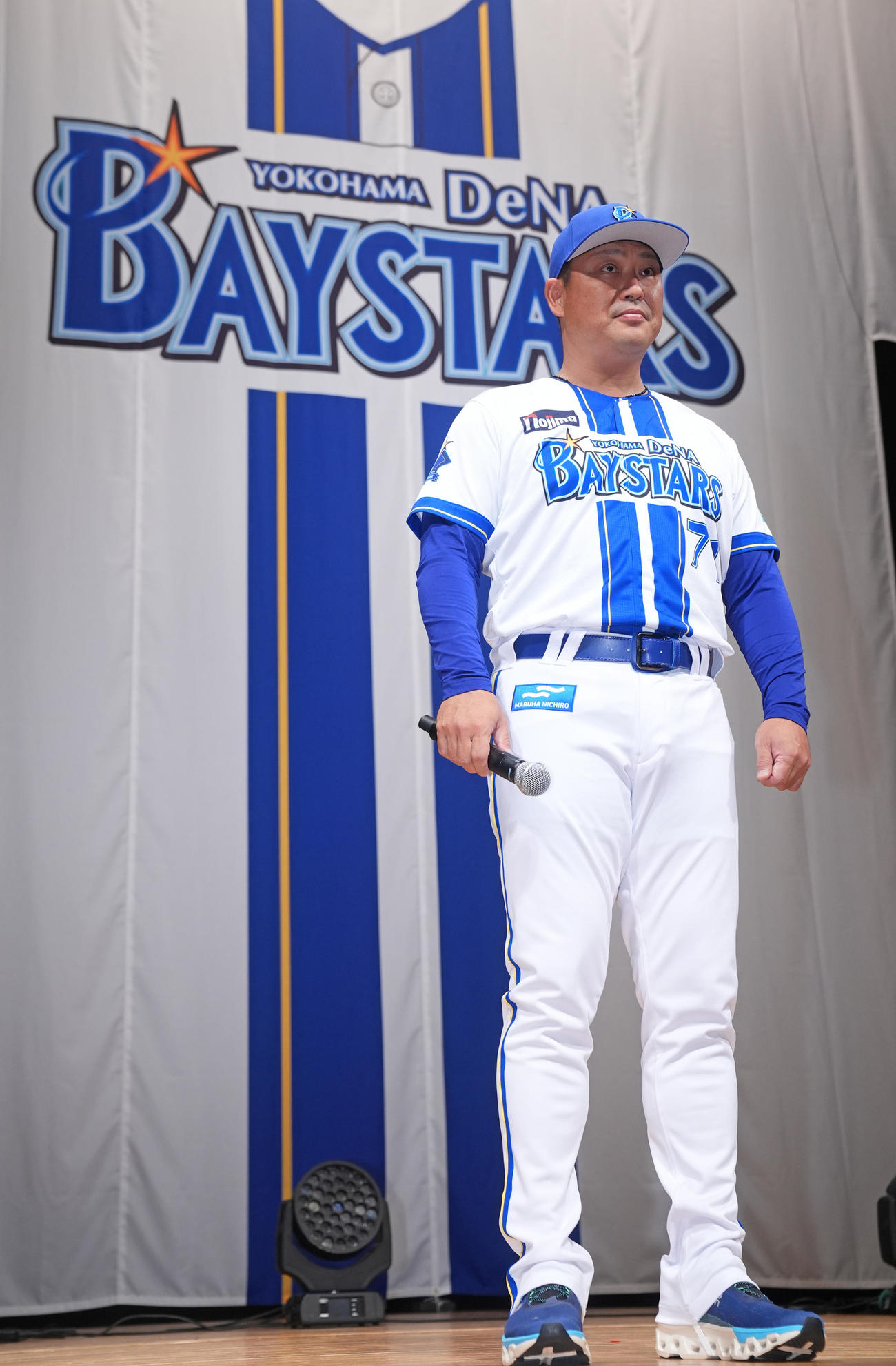 「横浜DeNAベイスターズ2025初春の集い」で新ユニホームを着てあいさつするDeNA村田コーチ（撮影・垰建太）