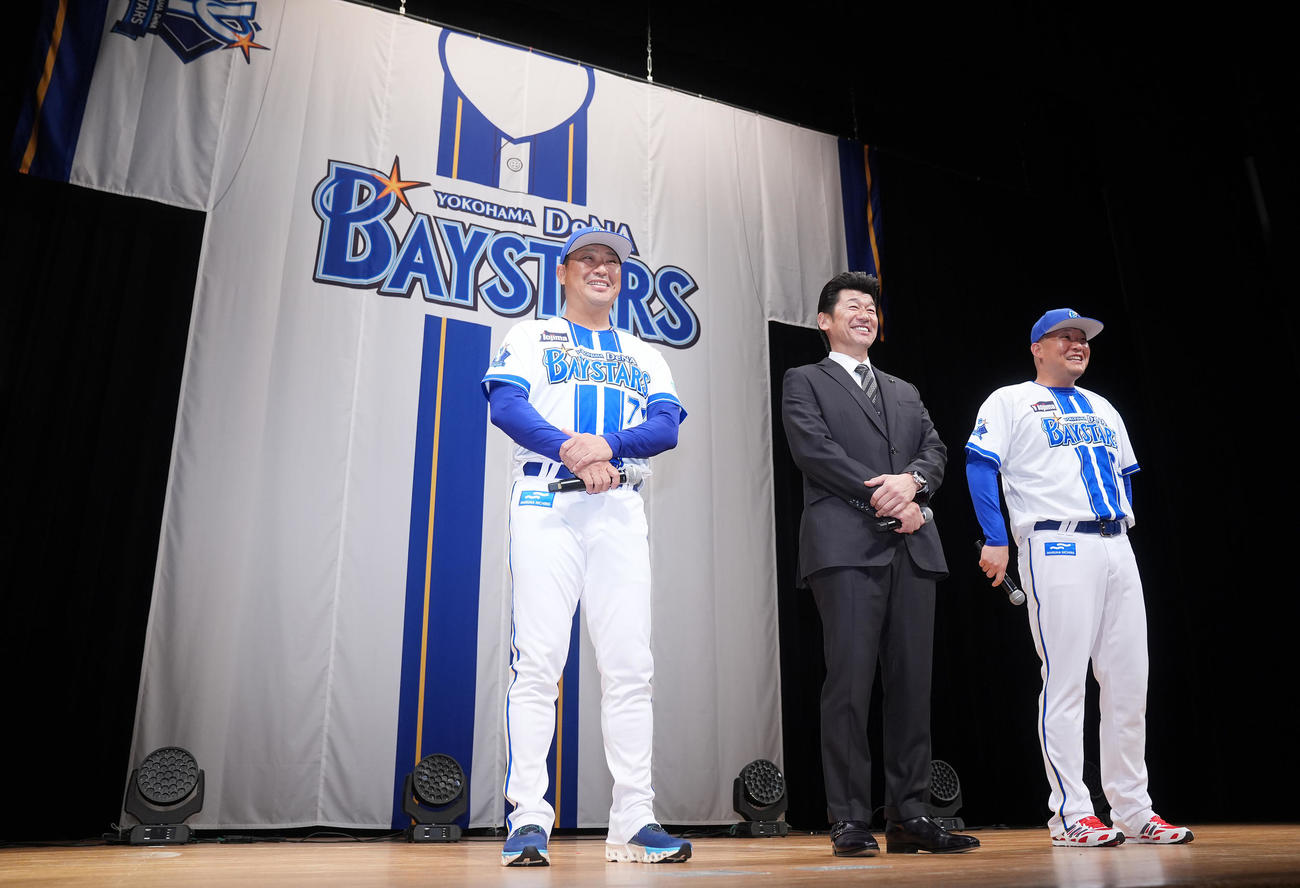「横浜DeNAベイスターズ2025初春の集い」に登壇し笑顔を見せるDeNA三浦監督（中央）、村田コーチ（左）、筒香（撮影・垰建太）