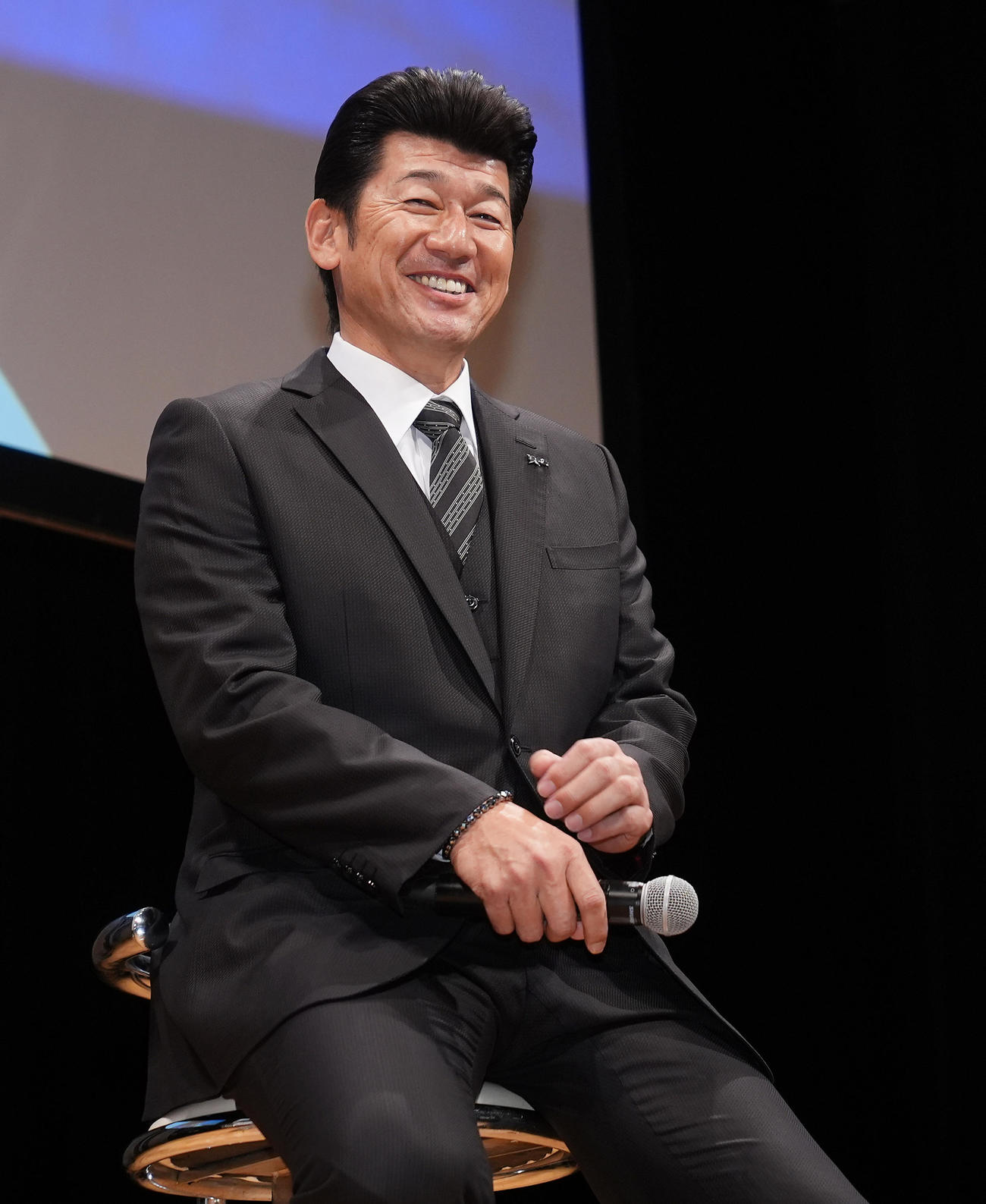 「横浜DeNAベイスターズ2025初春の集い」に登壇し笑顔を見せるDeNA三浦監督（撮影・垰建太）