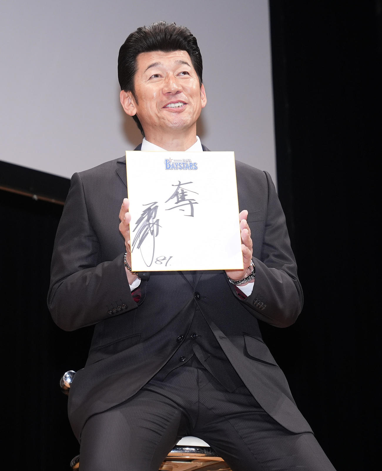「横浜DeNAベイスターズ2025初春の集い」で今年の抱負を漢字一字で記すDeNA三浦監督（撮影・垰建太）