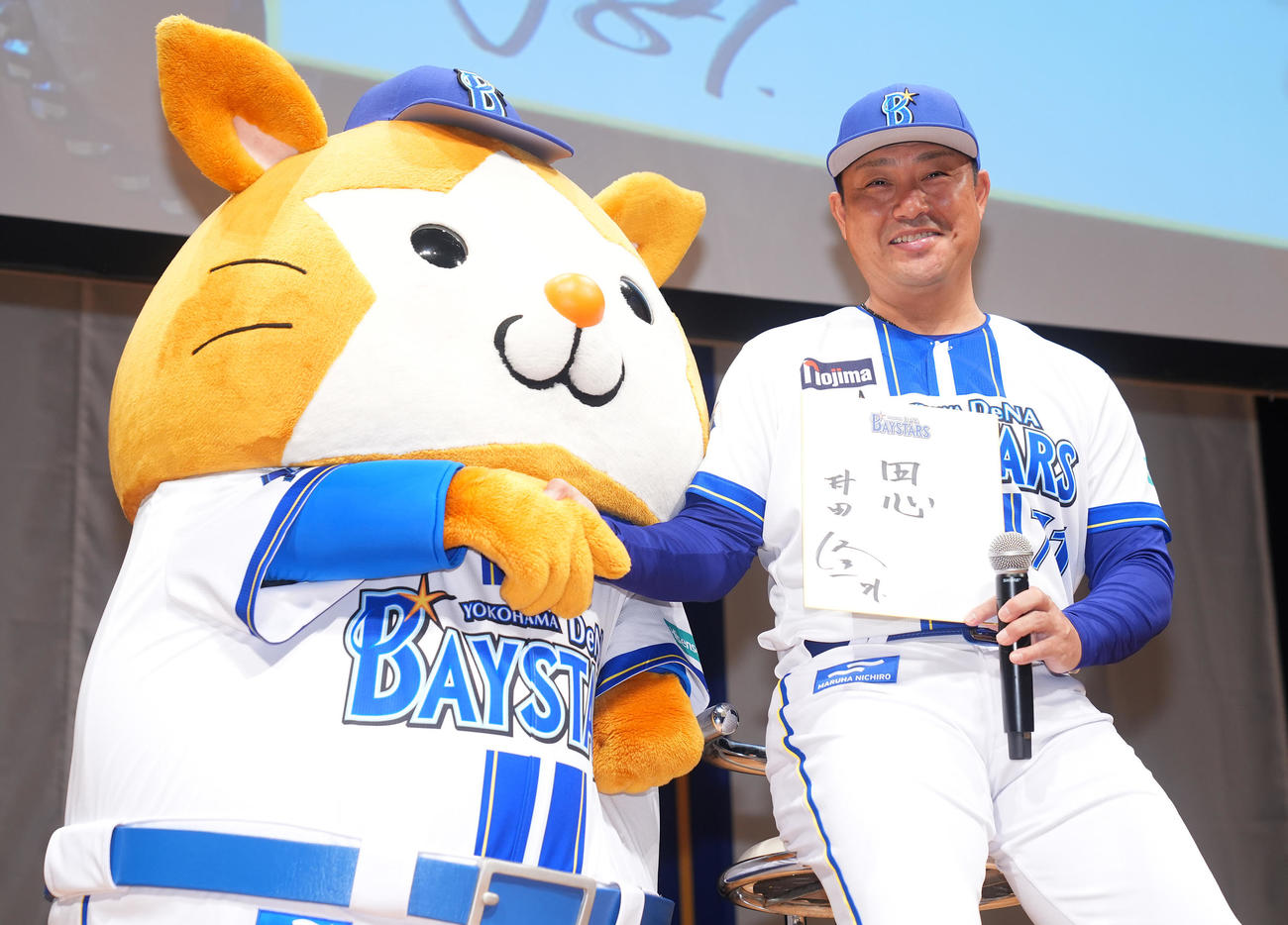「横浜DeNAベイスターズ2025初春の集い」で今年の抱負を漢字一字で記すDeNA村田コーチ（撮影・垰建太）