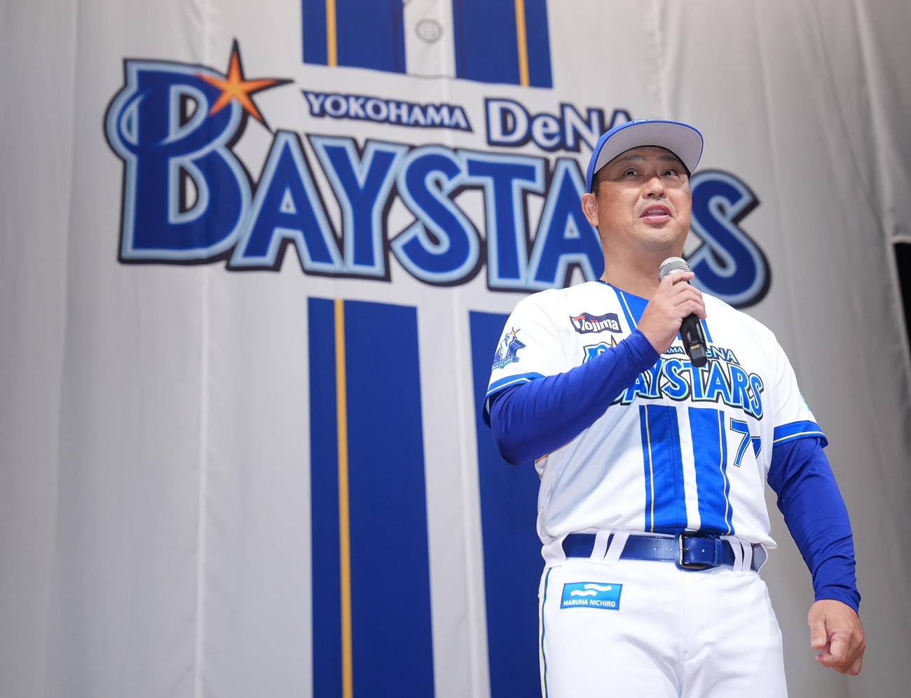 「横浜DeNAベイスターズ2025初春の集い」で新ユニホームを着てあいさつするDeNA村田コーチ（撮影・垰建太）