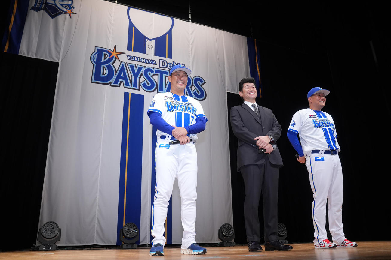 「横浜DeNAベイスターズ2025初春の集い」に登壇し笑顔を見せるDeNA三浦監督（中央）、村田コーチ（左）、筒香（撮影・垰建太）