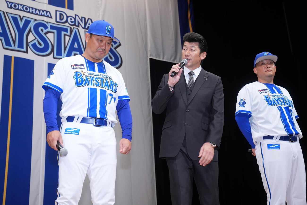 「横浜DeNAベイスターズ2025初春の集い」に登壇し話すDeNA三浦監督（中央）、村田コーチ（左）、筒香（撮影・垰建太）