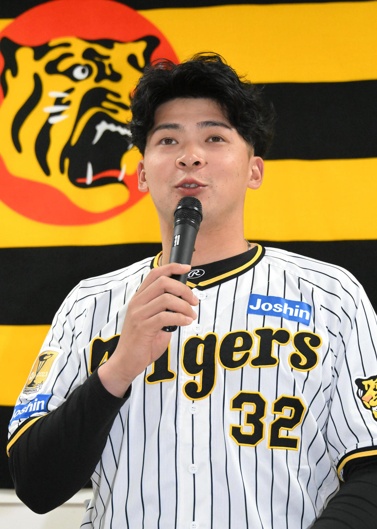 報道陣の質問に答えるる阪神井上（撮影・石井愛子）