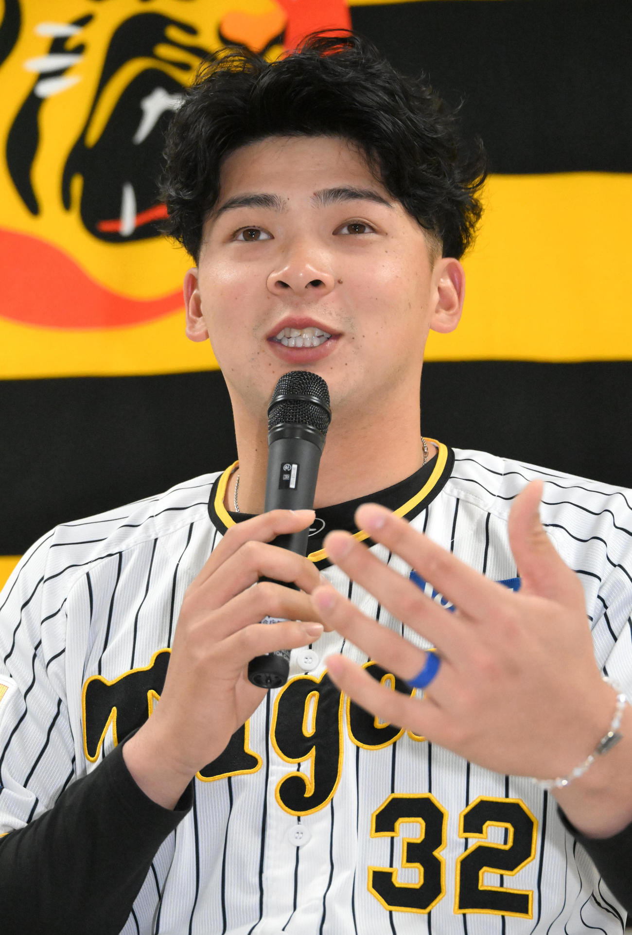 確定申告を模擬体験する阪神井上広大（右）（撮影・石井愛子）
