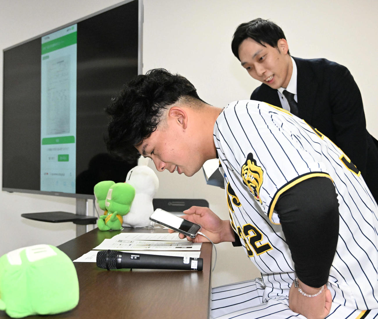 確定申告を模擬体験する阪神井上（撮影・石井愛子）