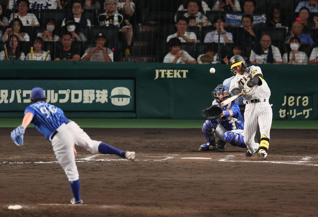 23年7月12日、阪神森下はDeNAバウアーから左越え2点本塁打を放つ