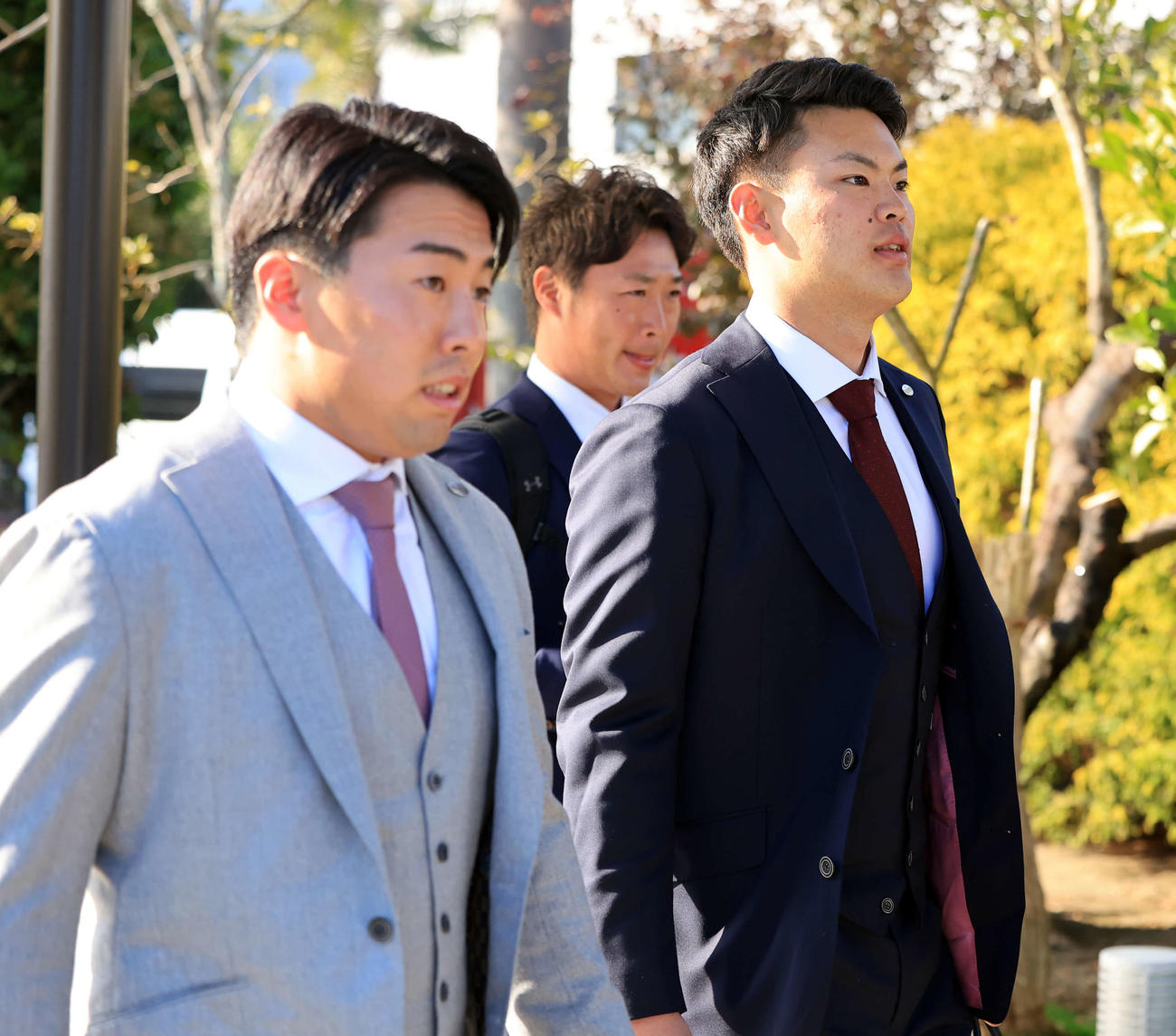 合同自主トレのため宮崎入りした巨人浅野（左）と荒巻（撮影・浅見桂子）
