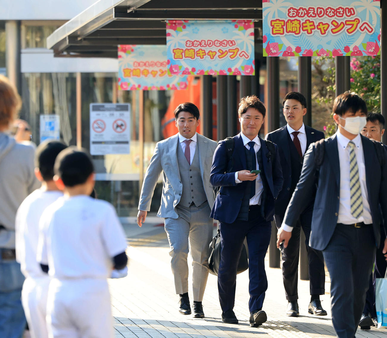 野球少年が見つめる中、合同自主トレのため宮崎入りした巨人浅野（左）と荒巻（右奥）（撮影・浅見桂子）