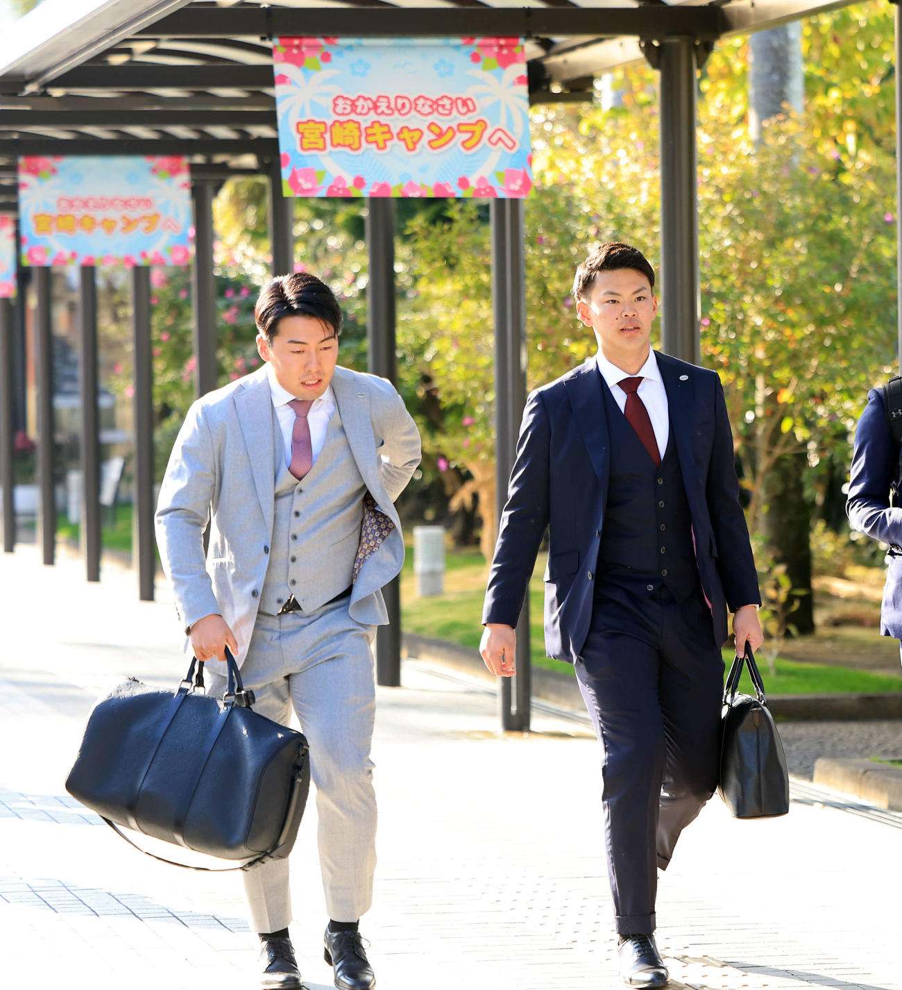 合同自主トレのため宮崎入りした巨人浅野（左）と荒巻（撮影・浅見桂子）