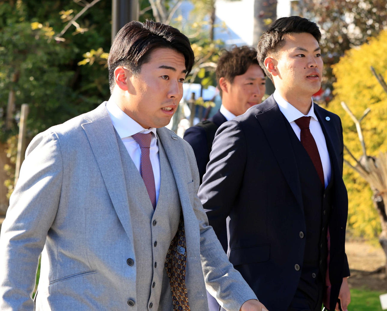 合同自主トレのため宮崎入りした巨人浅野（左）と荒巻（撮影・浅見桂子）