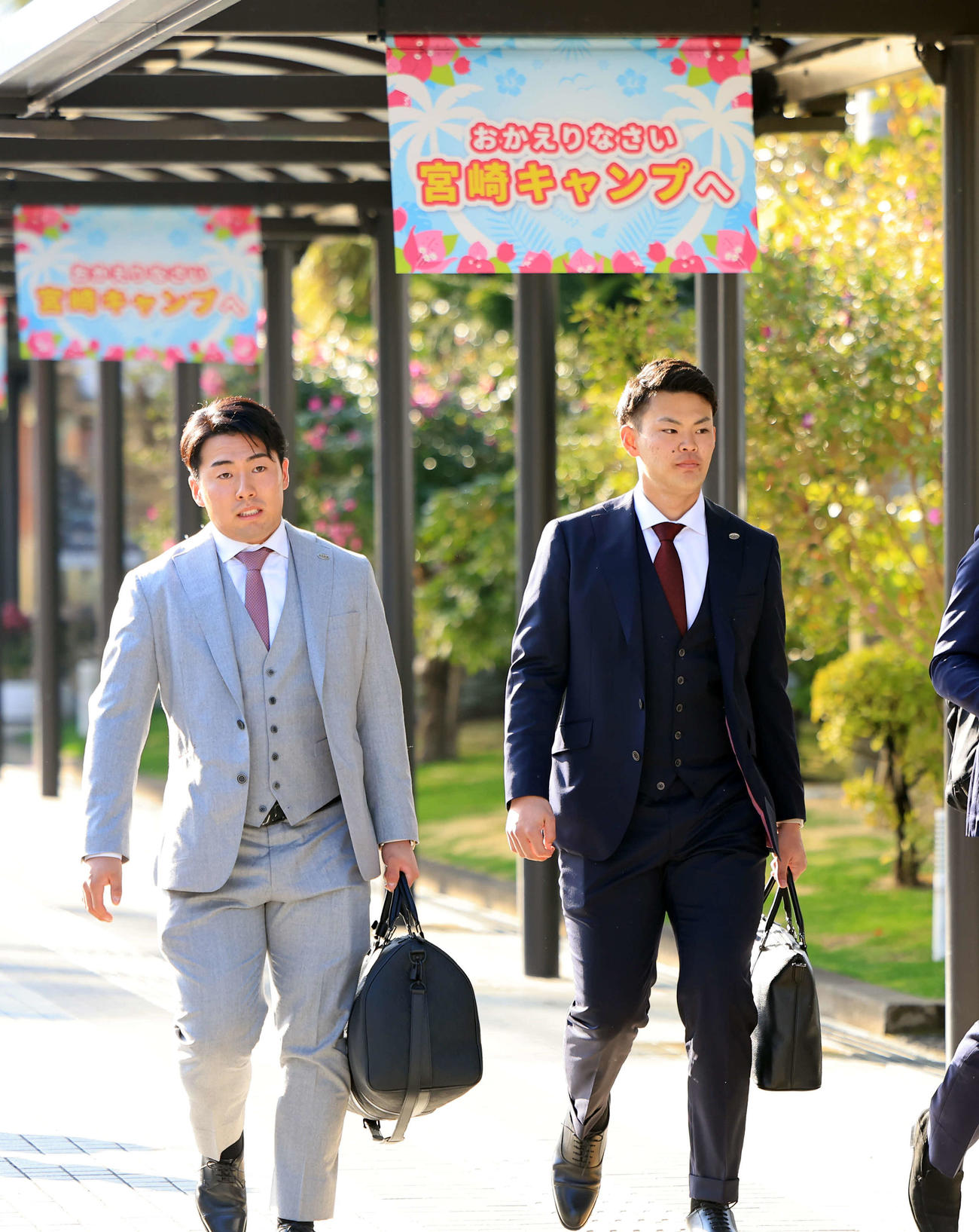 合同自主トレのため宮崎入りした巨人浅野（左）と荒巻（撮影・浅見桂子）