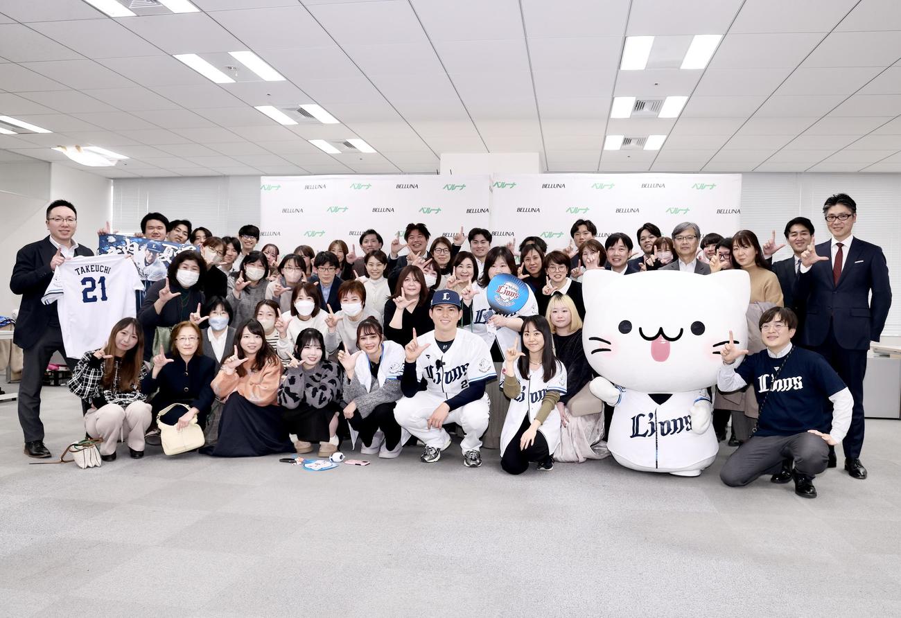 株式会社ベルーナを訪問し、集合写真に納まる西武武内（中央）（撮影・河田真司）