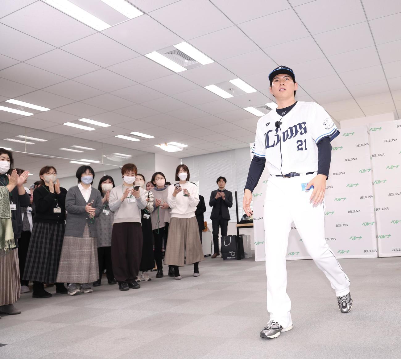 報告を終え移動する西武武内（撮影・河田真司）